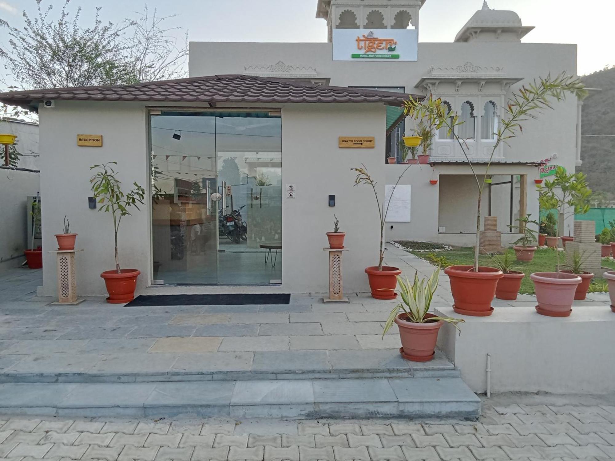 Tiger'S Trail Hotel & Food Court Кумбалгарх Екстериор снимка
