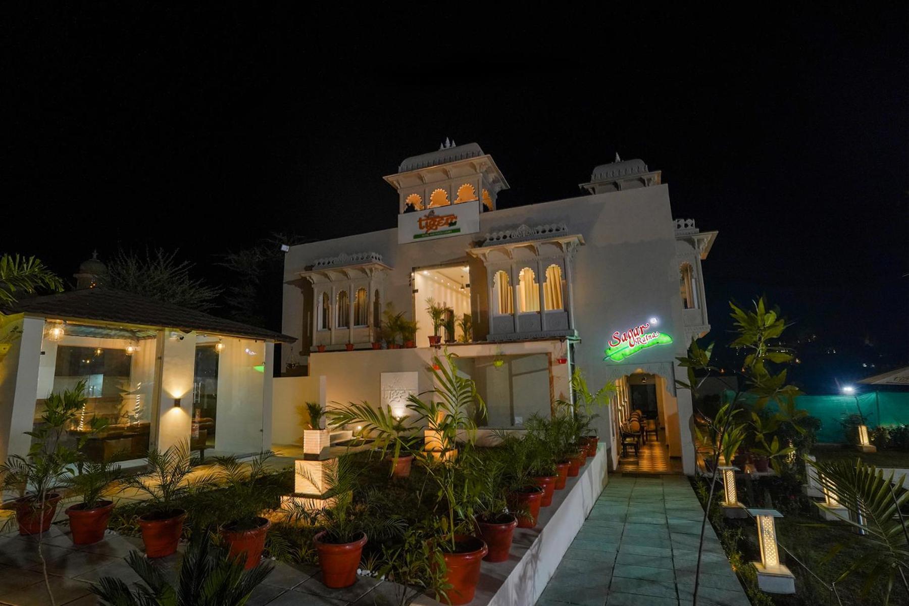 Tiger'S Trail Hotel & Food Court Кумбалгарх Екстериор снимка