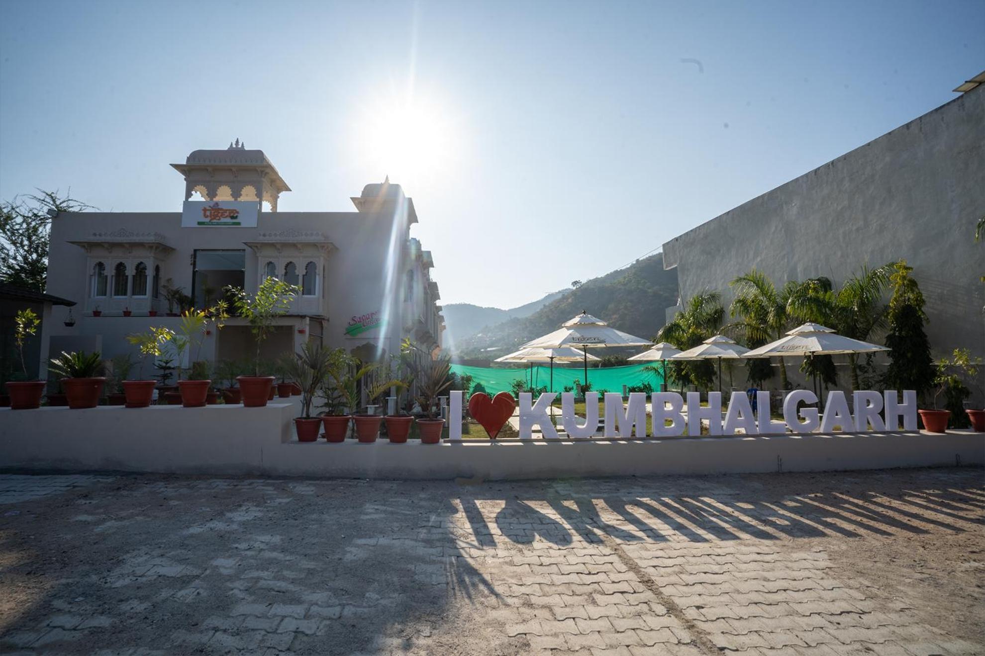 Tiger'S Trail Hotel & Food Court Кумбалгарх Екстериор снимка