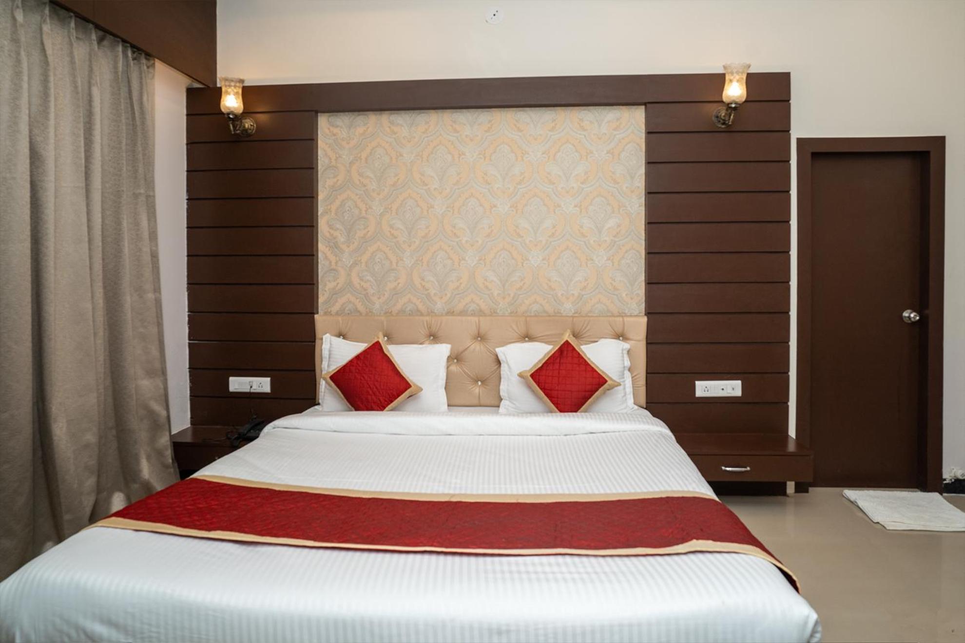 Tiger'S Trail Hotel & Food Court Кумбалгарх Екстериор снимка