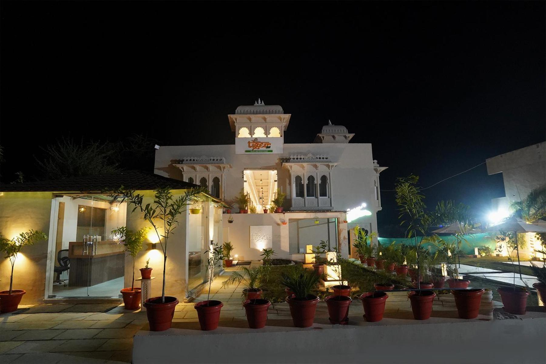 Tiger'S Trail Hotel & Food Court Кумбалгарх Екстериор снимка