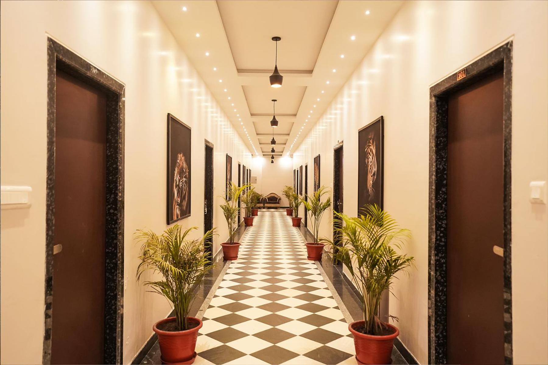 Tiger'S Trail Hotel & Food Court Кумбалгарх Екстериор снимка