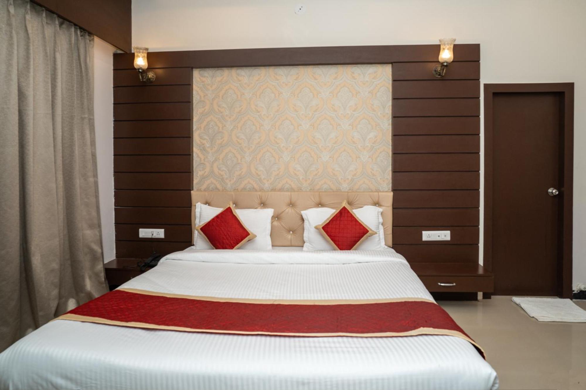 Tiger'S Trail Hotel & Food Court Кумбалгарх Екстериор снимка