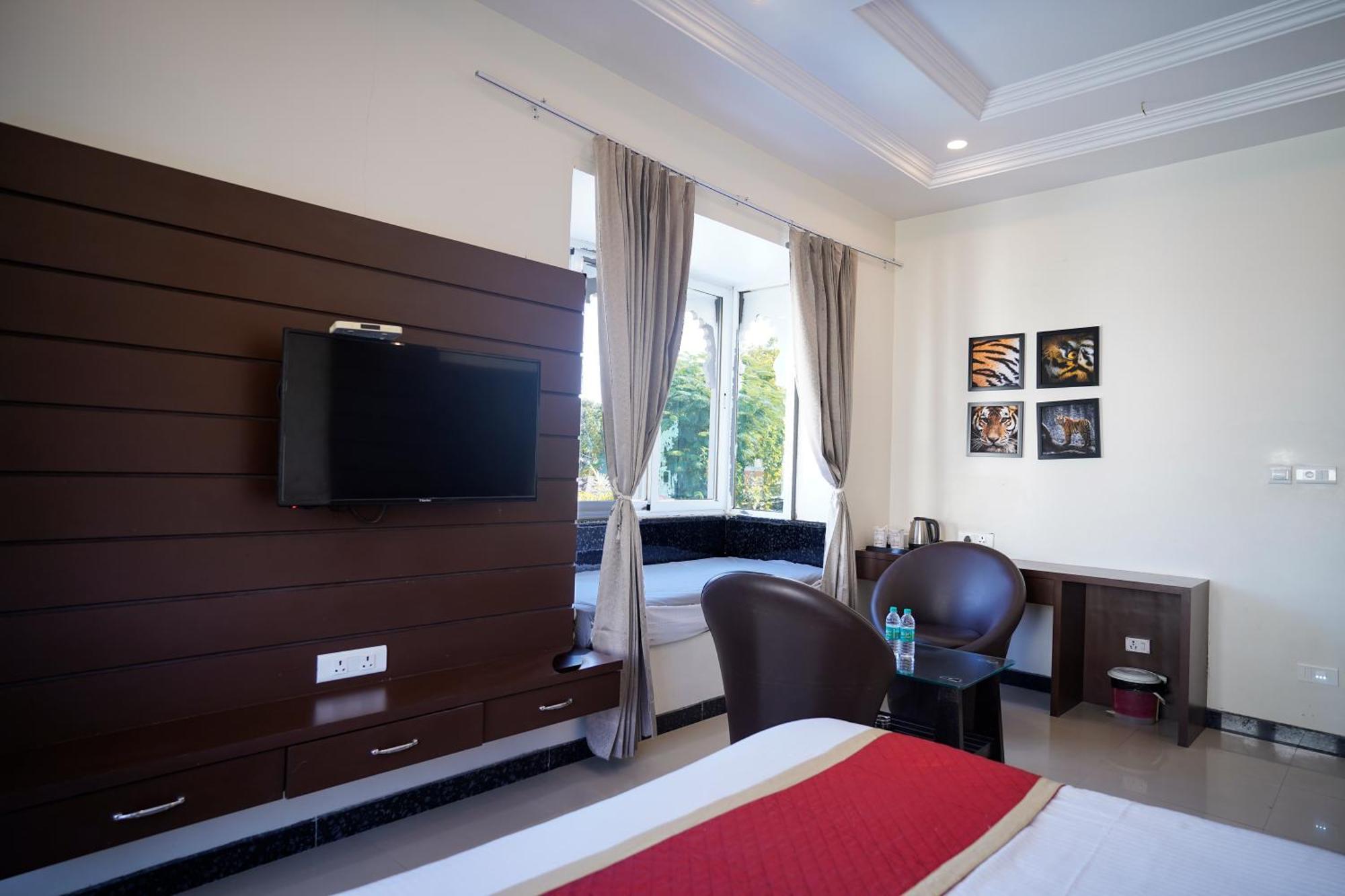 Tiger'S Trail Hotel & Food Court Кумбалгарх Екстериор снимка